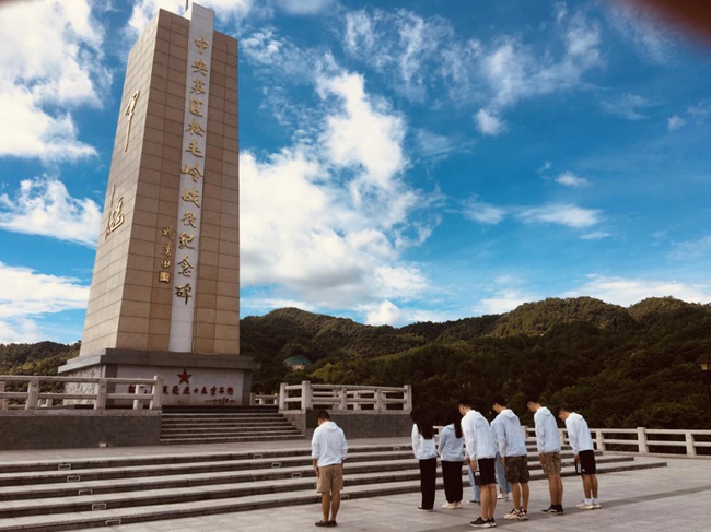 實(shí)踐隊(duì)向松毛嶺戰(zhàn)役中犧牲的烈士鞠躬默哀。福建船政交通職業(yè)學(xué)院供圖