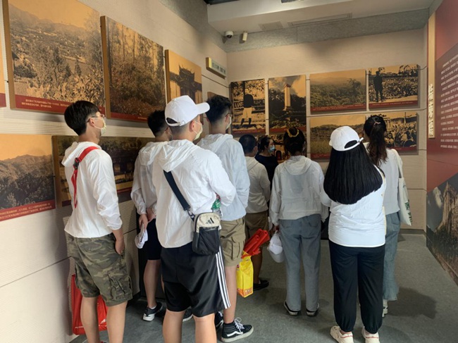 在福建省蘇維埃政府舊址聆聽(tīng)革命先輩事跡。福建船政交通職業(yè)學(xué)院供圖